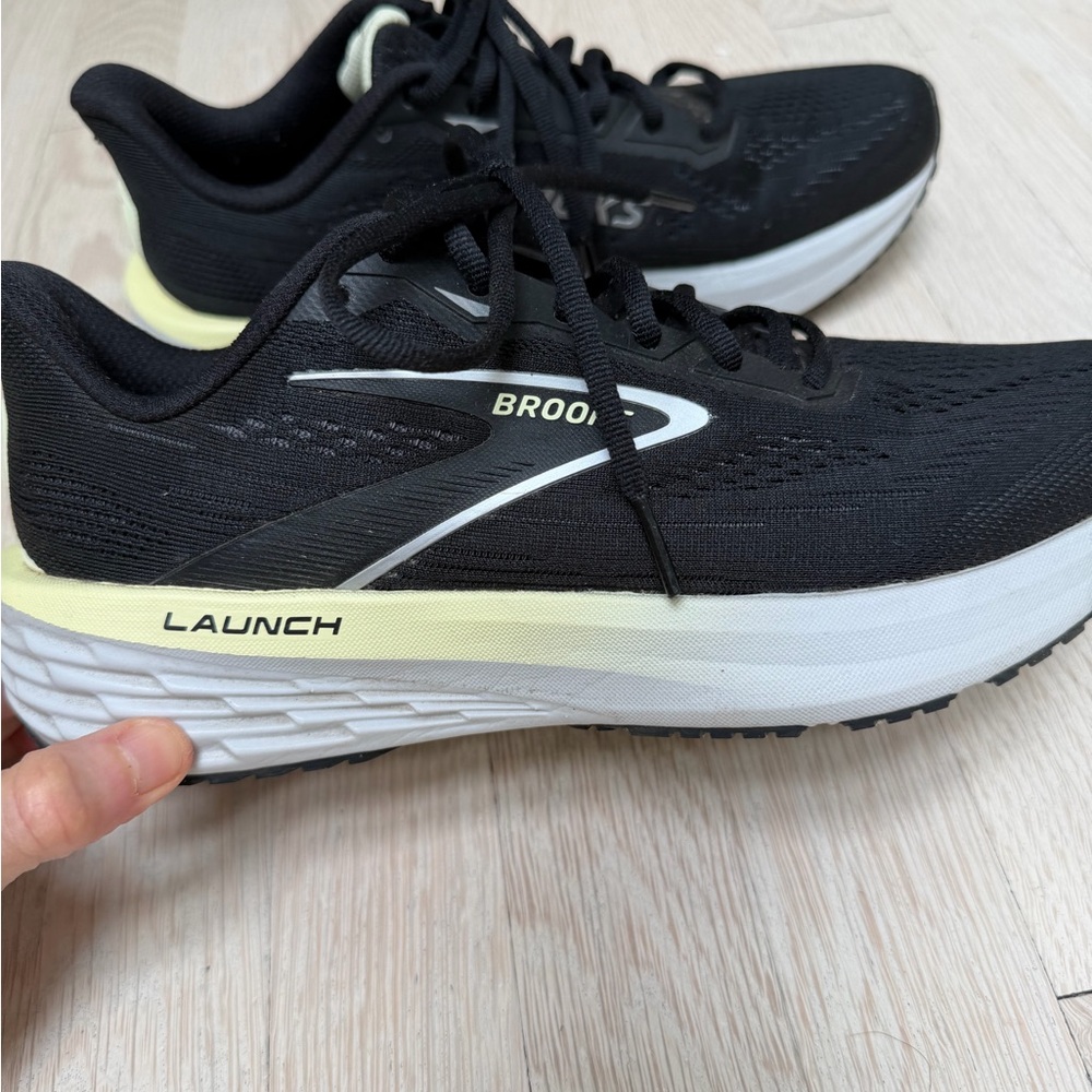 Almost brand new ladies Brooks launch running shoe. 8 med